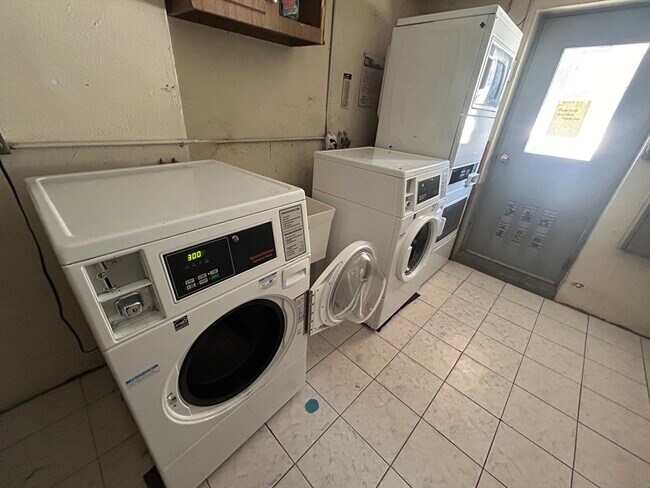 Building Photo - 16 Walnut St