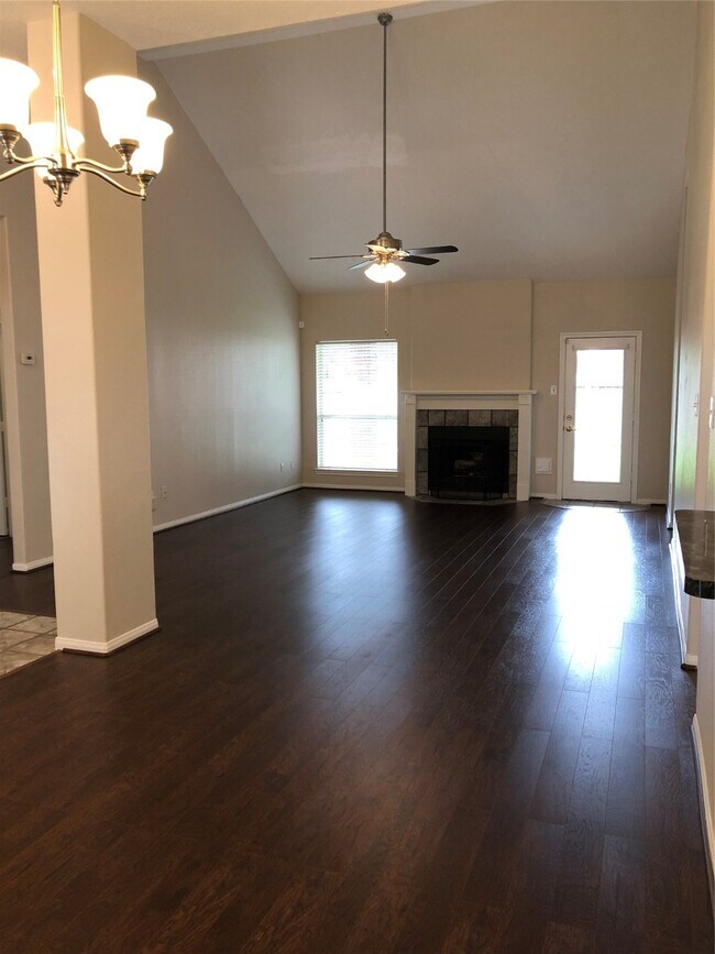 Building Photo - 818 Oak Lodge Ct