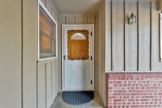 Building Photo - Coming available in February!