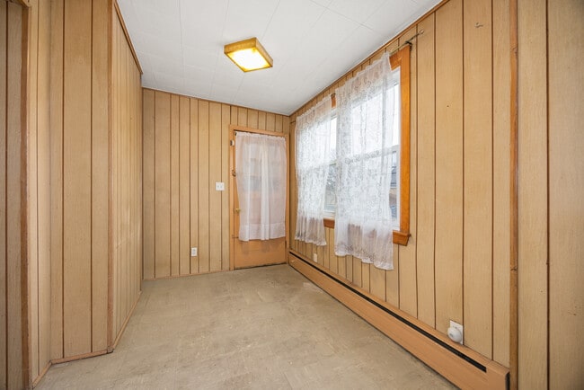 Building Photo - 5748 W Montrose Ave