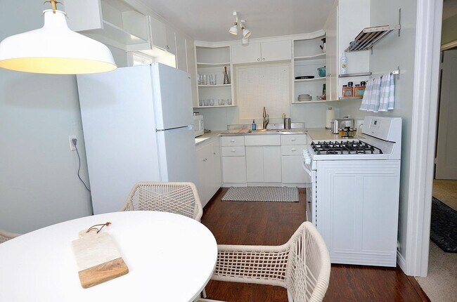 Building Photo - Exquisite Vacation unit in the Heart of Co...