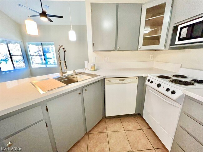 Building Photo - 480 Elm Dr