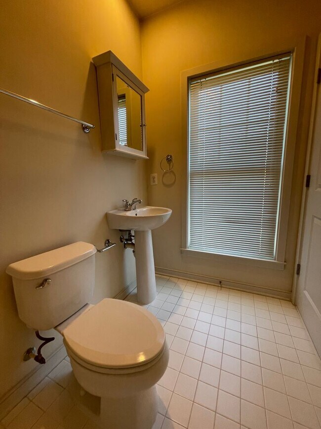 Building Photo - Lovely 3 BR/3.5 BA Townhome in Brookline!