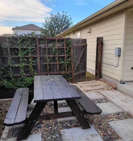 Building Photo - 103 Frio River Trl