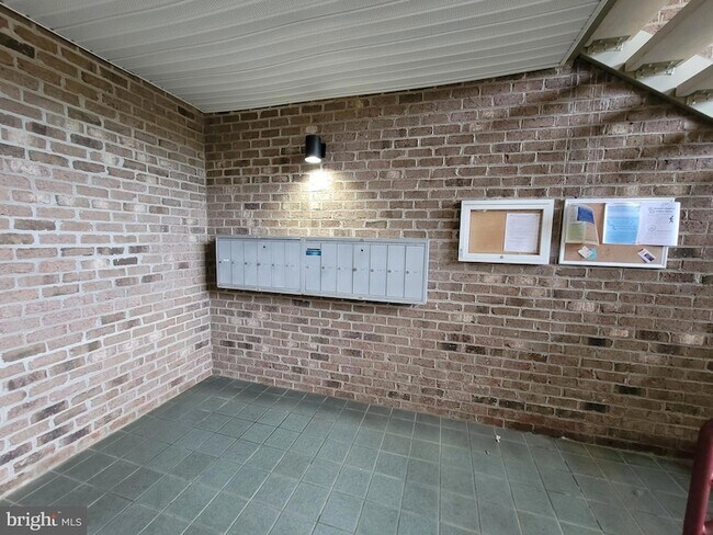 Building Photo - 605 Admiral Dr