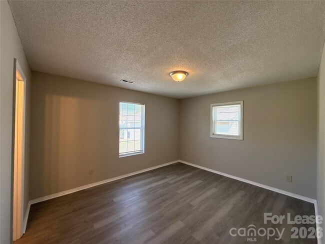 Building Photo - 333 E Todd Ln