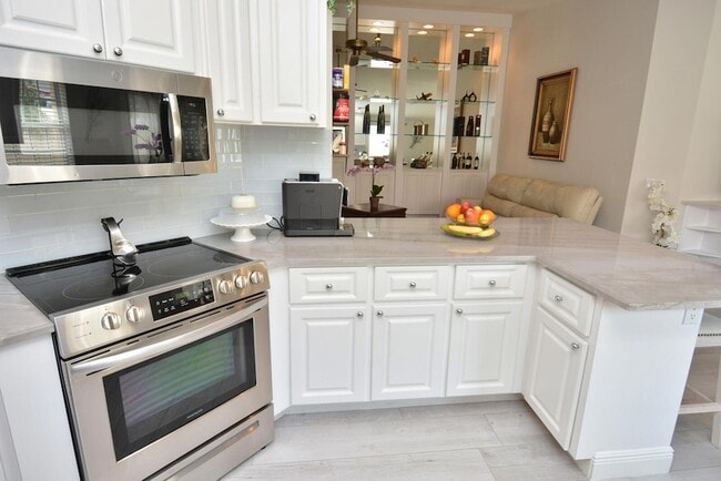 Building Photo - 1020 SW Balmoral Trce