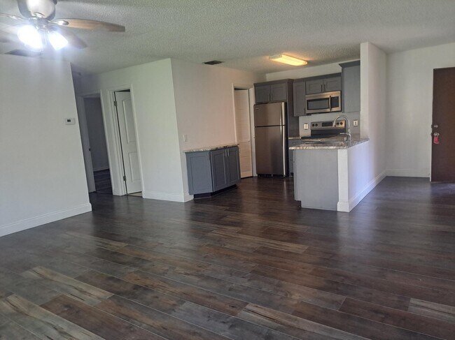 Building Photo - 2050 Oleander Blvd