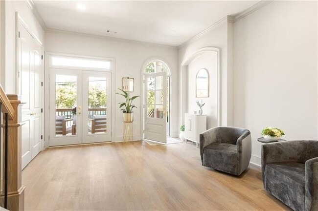 Building Photo - 722 Lakeview Ave NE