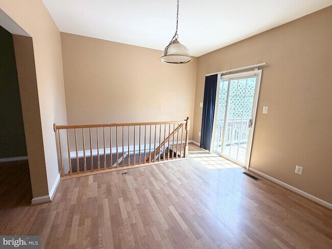 Building Photo - 565 Tuliptree Square NE
