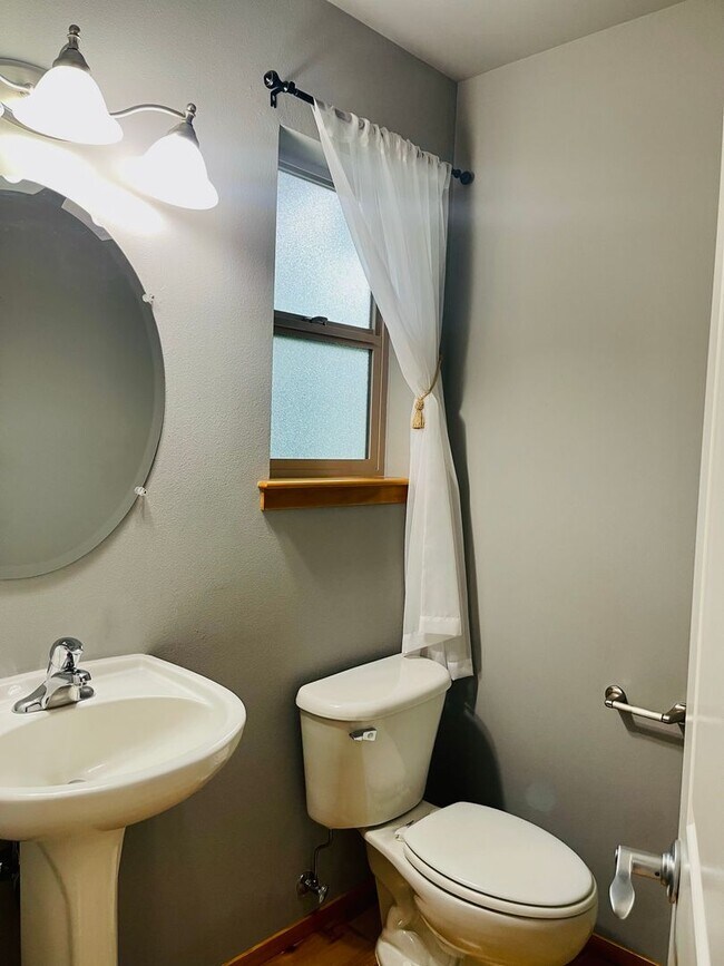 Building Photo - In town Poulsbo...close to everything! Bri...