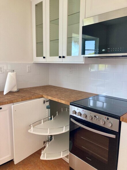 kitchen storage - 624 Bonair St