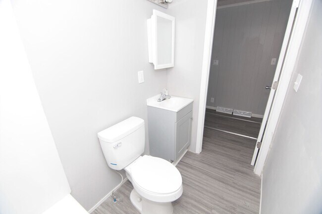 Building Photo - Updated 1 Bedroom Pet Friendly Home - Rent...