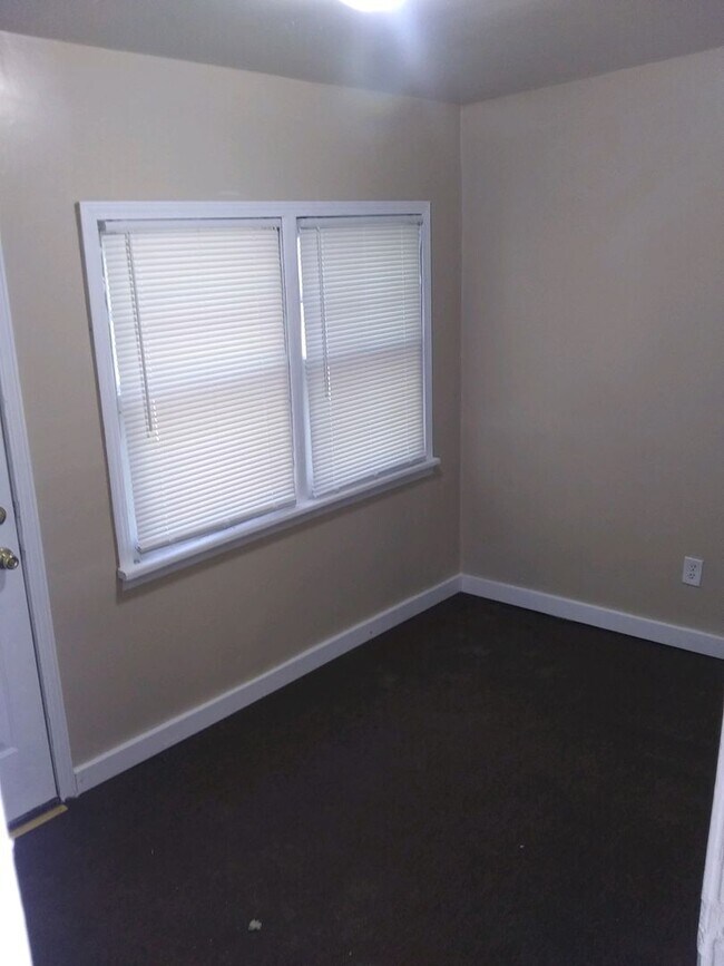 Building Photo - Large 2 bedroom $1000.00