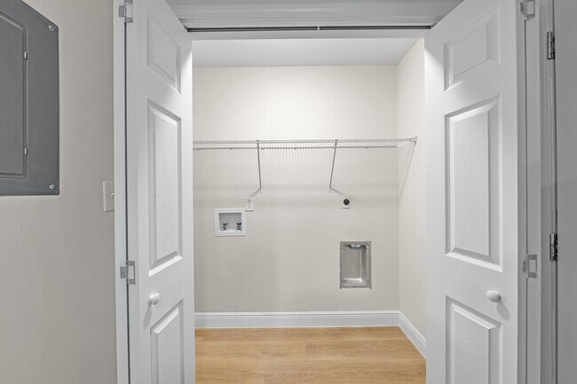 Building Photo - Crown Molding & Granite Kitchens********* Renovated 2 Bedroom 1.5 Bath********* Beautiful Townhom...