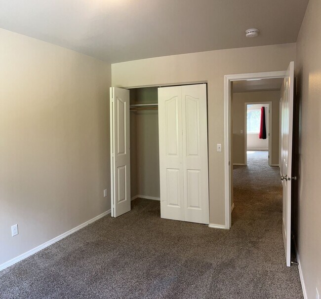 Building Photo - 3 bed/3.5 Baths. Eagle river.