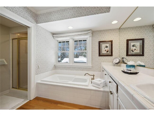 Building Photo - 2810 W Lake of the Isles Pkwy