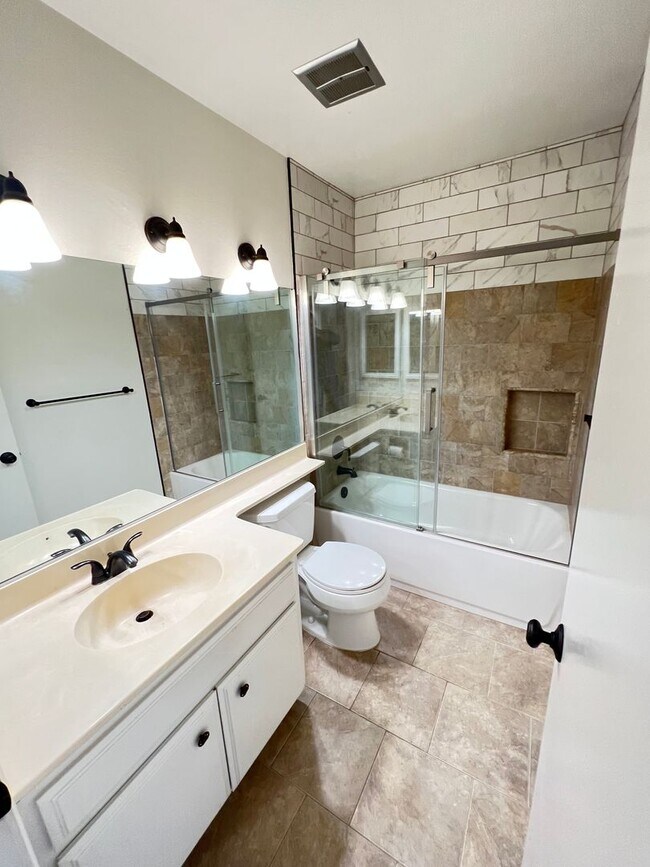 Building Photo - Dazzling Lake Summit Lake View Single Family Home!