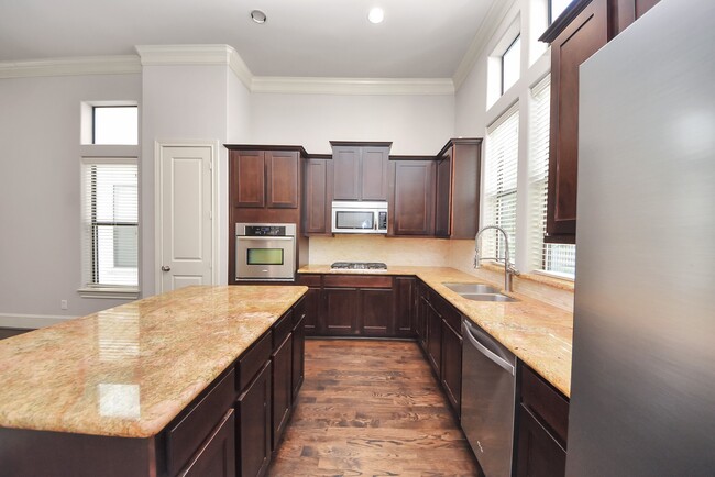 Building Photo - 1831 Dart St