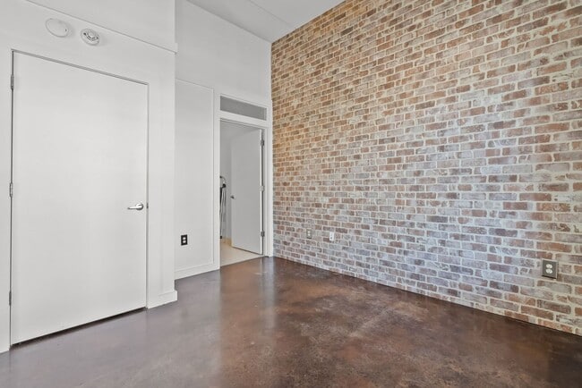 Building Photo - Oceanfront Condo – 2 Blocks from the Beach!