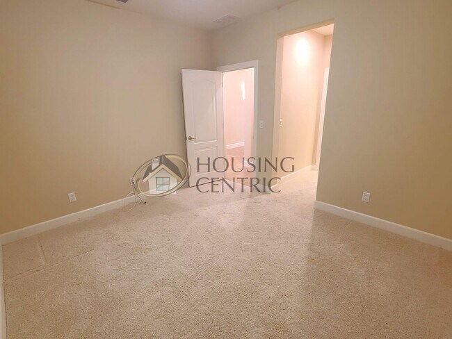 Building Photo - Stunning Single Story Rental in Guard Gate...