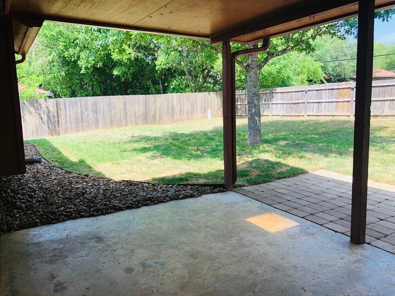 Large Flat Yard - 8039 Misty Park St