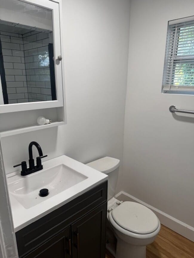 Building Photo - *** APPLICATION PENDING.  DO NOT APPLY! *** Recently Renovated 1/1 Cozy cottage with water includ...