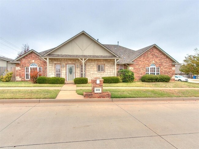 Building Photo - 1001 N Barn Hill Way