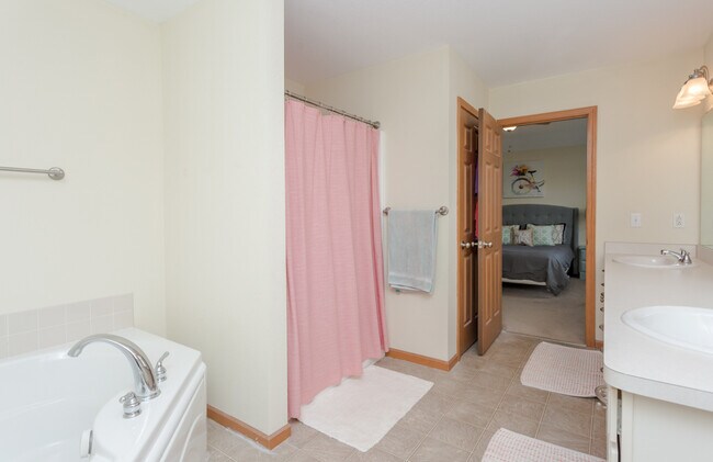 Building Photo - Large 4 bedroom with office space, Springf...