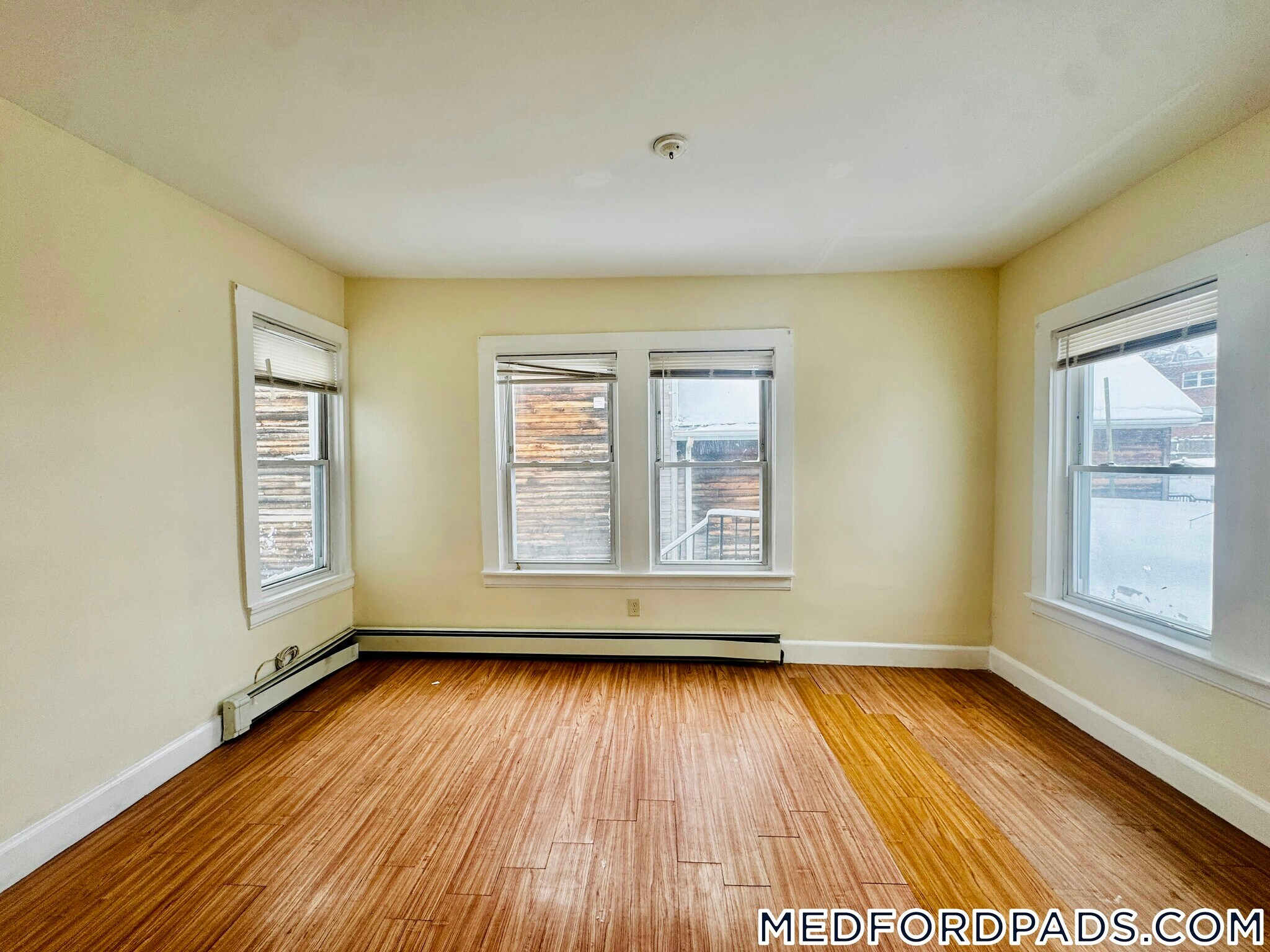 Building Photo - 569 Main St