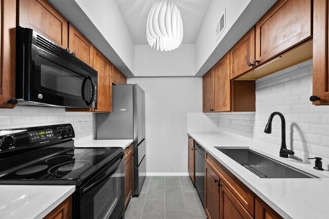Building Photo - 1217 1/2 W 39th St