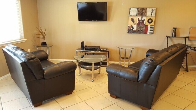 Building Photo - Pinon Bluffs Executive Suite Fully Furnished