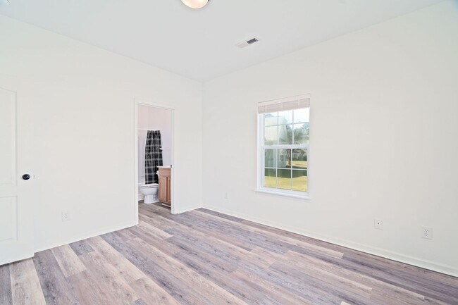 Building Photo - Live the Sumter-style Life in Summerville!