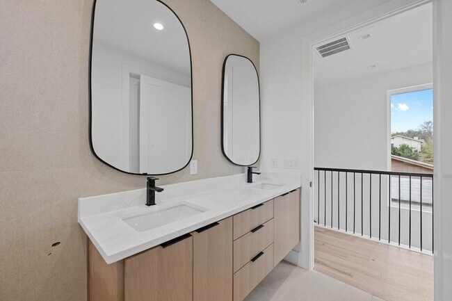 Building Photo - 1409 Valleyridge Dr