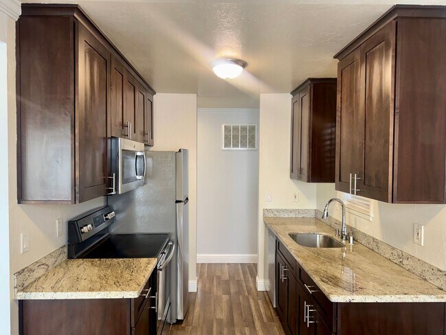 Building Photo - Gorgeous Lower End Unit with Inside Laundry Available Now!
