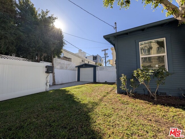 Building Photo - 1015 Granville Ave