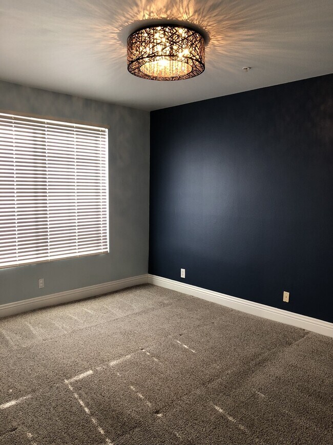 Building Photo - 2BR/2BA Plus Bonus/office Condo at The Hei...