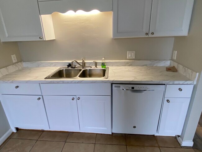 Building Photo - 1015 Kurze Ave