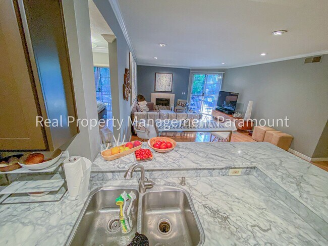 Building Photo - Don't miss out! 2 Bed 2 bath ready to go!