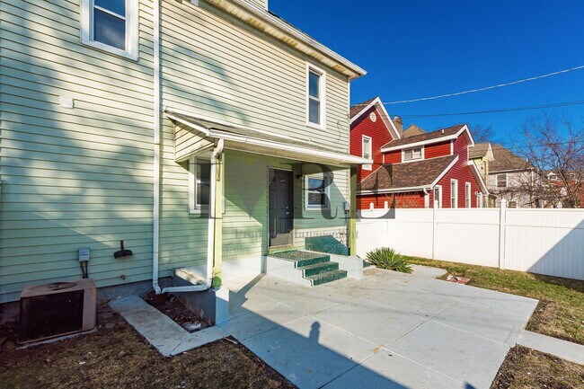 Building Photo - 158 Dakota Ave