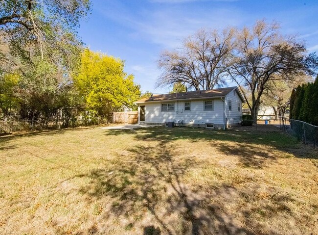 Building Photo - Three Bedroom Home in Derby!