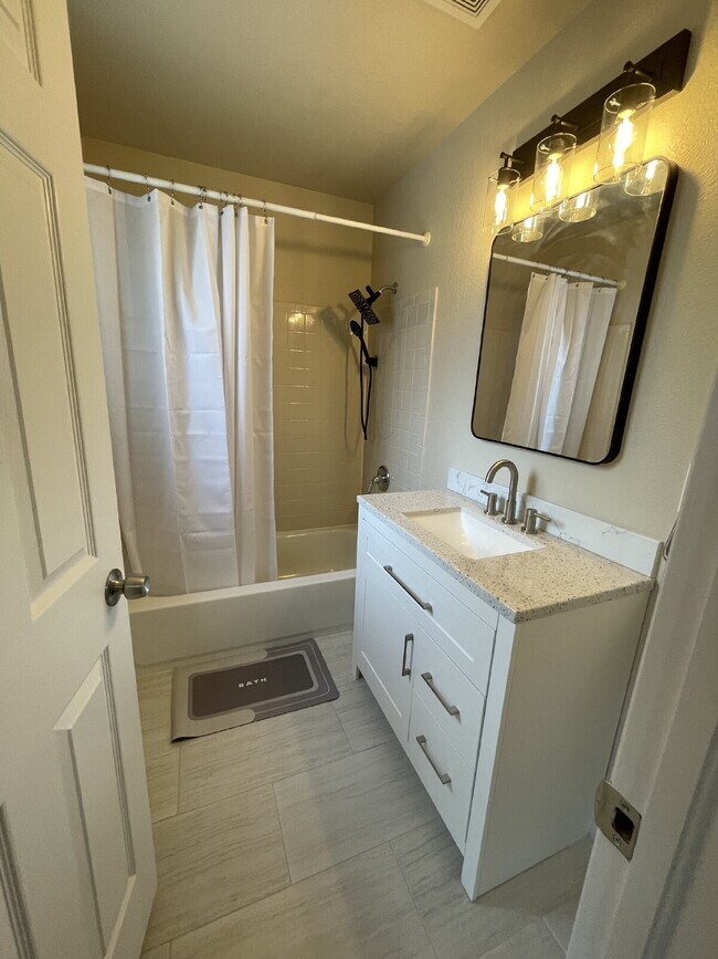 Building Photo - "Charming 3-Bed Duplex with Granite Touch & Finished Basement in Lakewood!"
