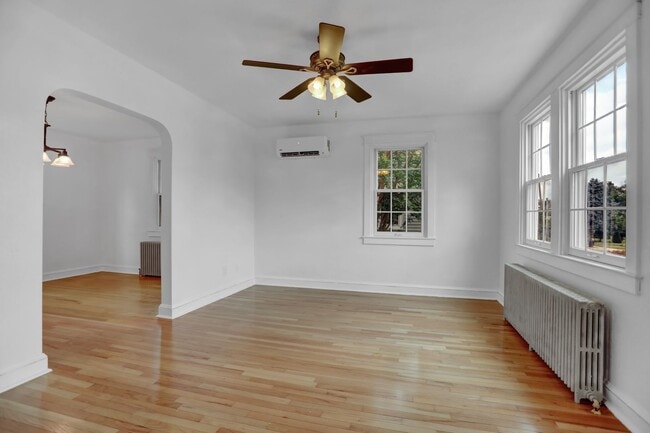 Building Photo - Charming & Upgraded 3BR Home in Arbutus wi...