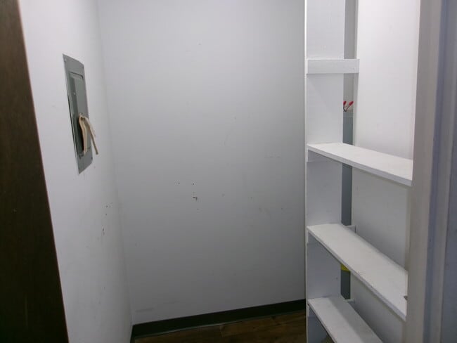 Building Photo - 204 N Warren St