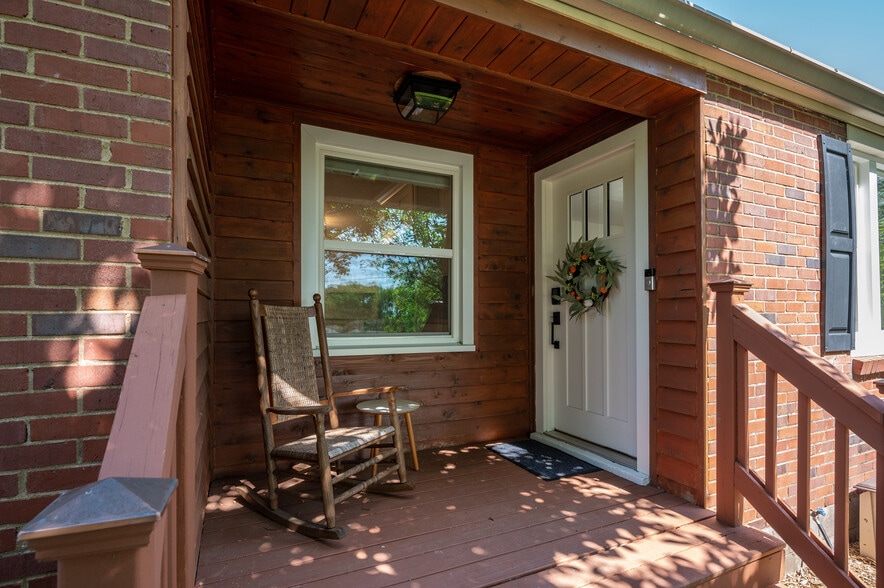 Building Photo - 582 Whispering Hills Dr