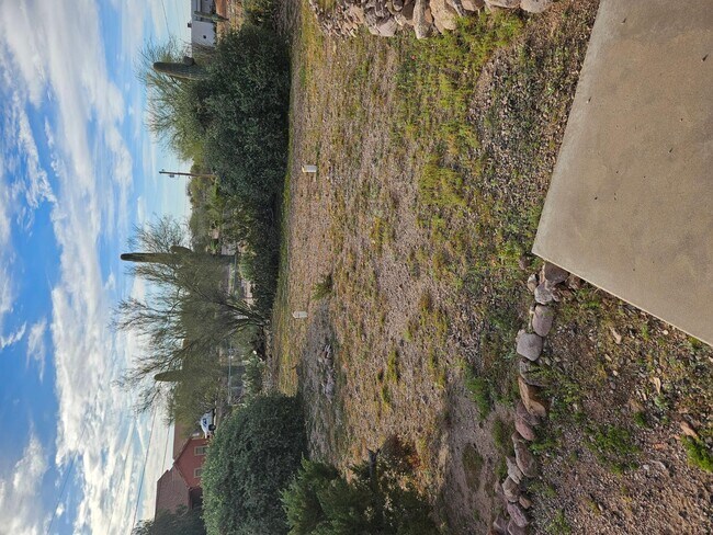 Building Photo - 1458 N Acacia Rd