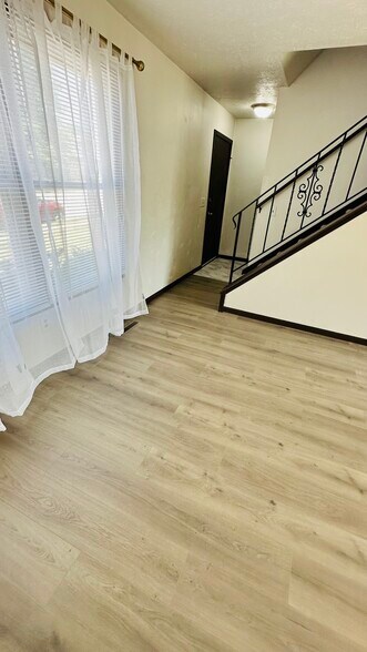 Building Photo - 2611 W 60th St