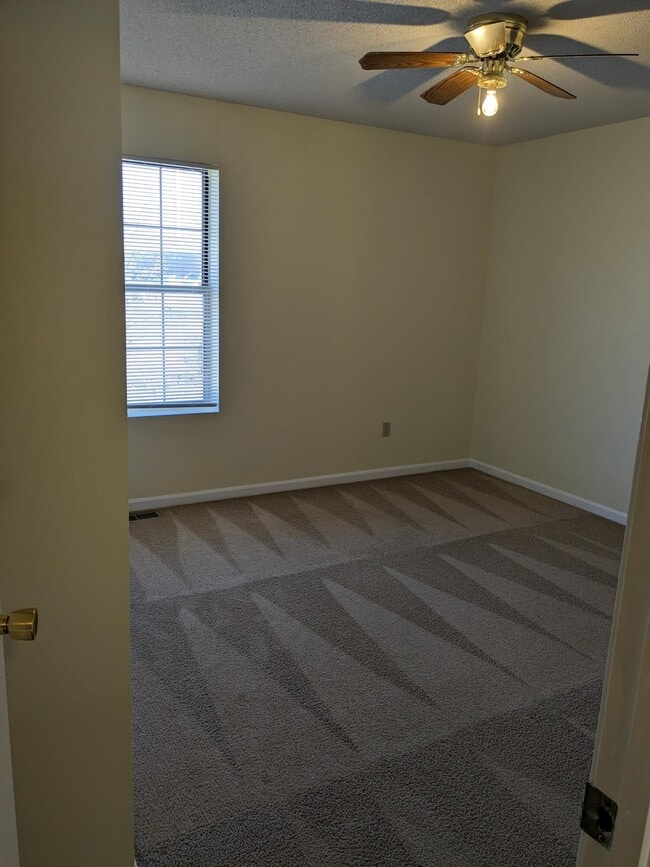 Building Photo - 2411 Carnation Dr