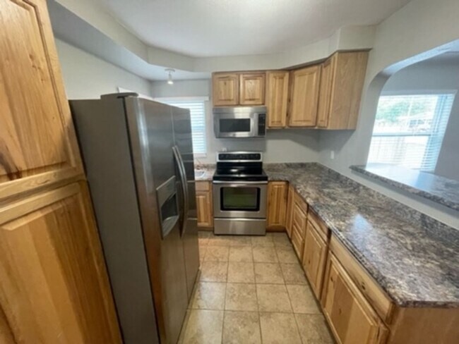 Building Photo - 2 BR/2 BA Beautifully Updated Home in Semi...