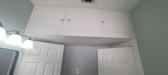 Building Photo - Gorgeous 2 bedroom/1bath with historic fea...
